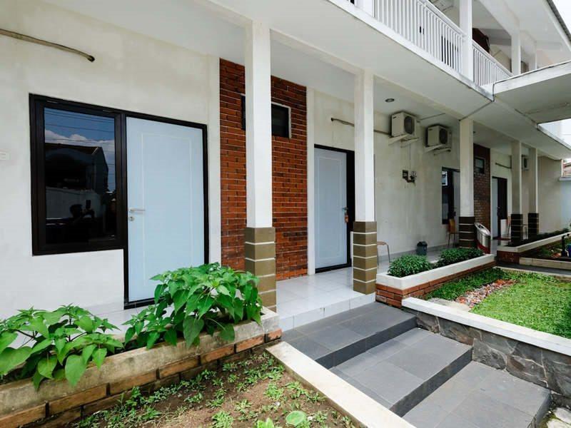 Reddoorz Near Moro Mall Пурвокерто Экстерьер фото