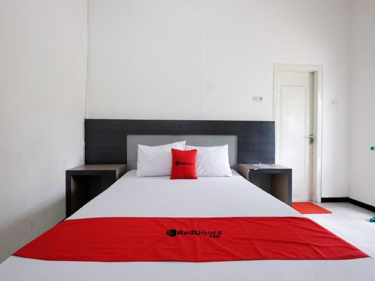 Reddoorz Near Moro Mall Пурвокерто Экстерьер фото